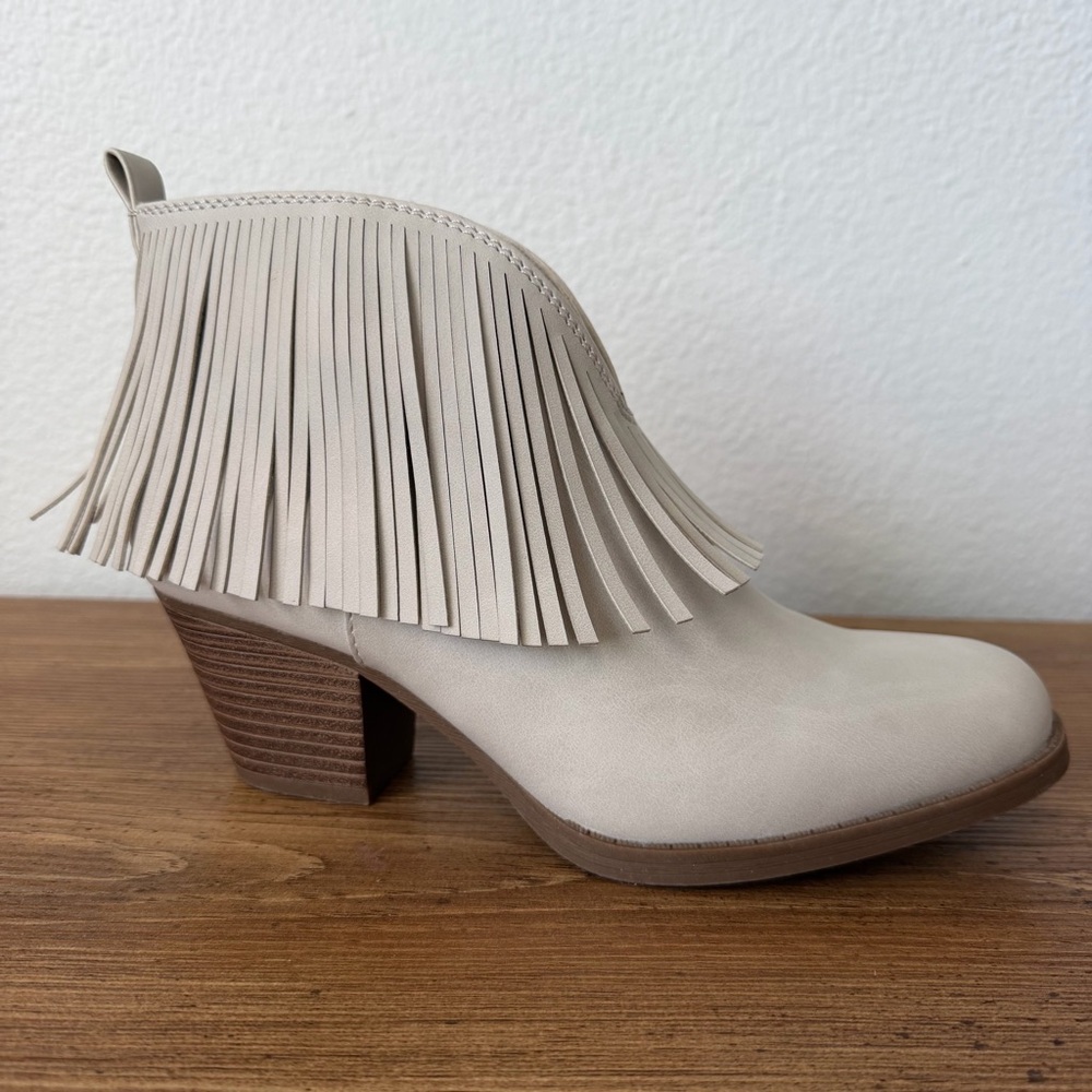 FRYE AND CO. Demmy Cream Fringe Ankle Booties Size 6